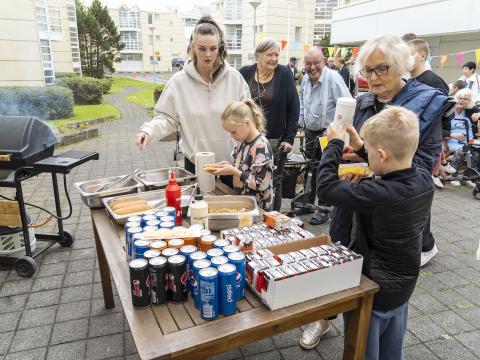 Á fjölskyldudeginum á Vitatorgi voru meðal annars grillaðar pylsur. 