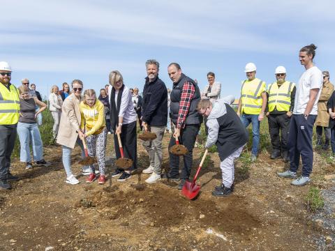 Fyrsta skóflustunga tekin að Brekknaási 