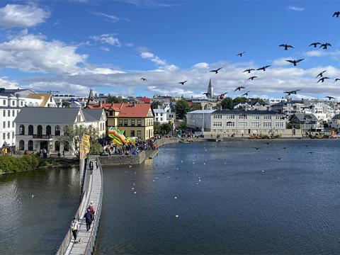 Horft yfir Tjörnina að Iðnó á Menningarnótt