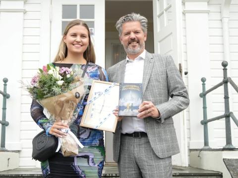 Kamilla Kjerúlf, handhafi barnabókaverðlauna Guðrúnar Helgadóttur 2023 og Dagur B. Eggertsson, borgarstjóri að lokinni athöfninni í Höfða