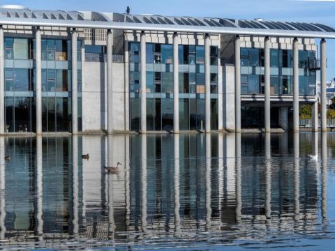 Ráðhúsið speglast í Tjörninni.