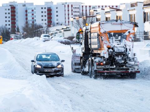 Snjóruðningstæki hreinsar snjó í Vesturbergi í Breiðholti.