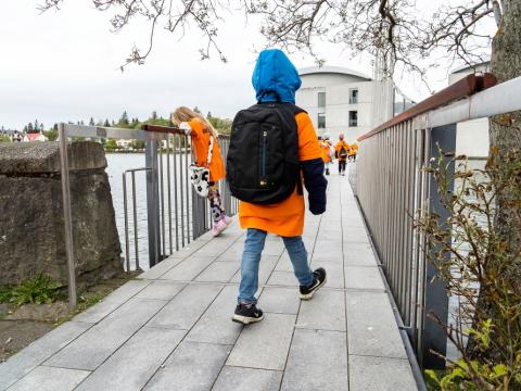 Barn við Ráðhús Reykjavíkur.