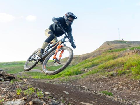 Fjallahjólreiðamanneskja hjólar í æfingabrautinni í Úlfarsfelli.