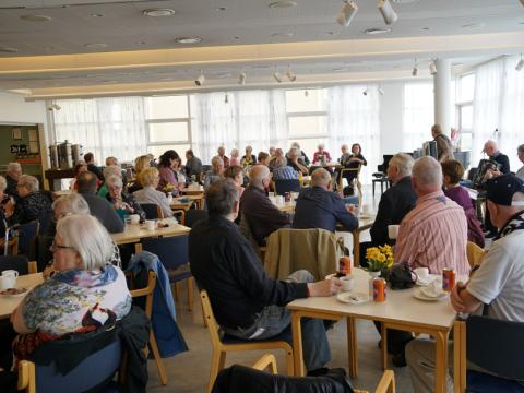 Fólk að borða mat á Vitatorgi.