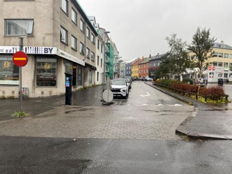 Horft upp Hverfisgötu frá Hlemmi.