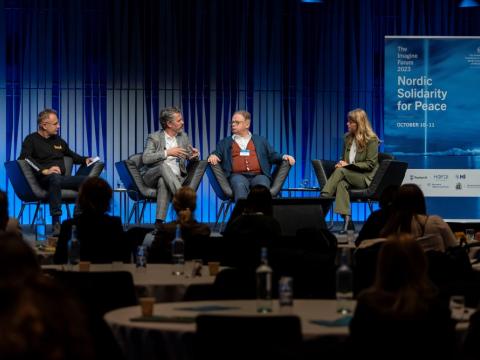Andriy Sadovyi borgarstjóri Lviv, Dagur B. Eggertsson borgarstjóri Reykjavíkur,  Juhana Vartiainen borgarstjóri Helsinki og Eva Bergþóra Guðbergsdóttir, samskiptastjóri Reykjavíkur sitja í panel á sviði í Norðurljósasal Hörpu á alþjóðlegri friðarráðstefnu.