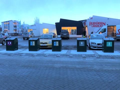 Grenndarstöð með djúpgámum við Laugalæk.