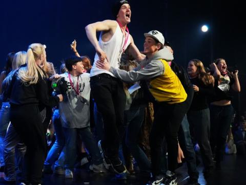 Sigri í Skrekk fagnað á sviði Borgarleikhússins.