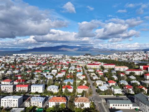 Vesturbær í átt að miðborginni og Furumelur hægra megin við miðja mynd.