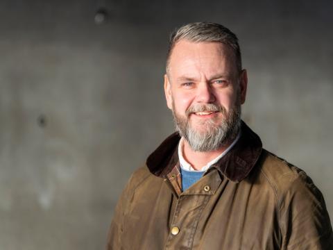 Birkir Hrafn Jóakimsson, framkvæmdarstjóri Malbikunarstöðvarinnar Höfða. Portrett, brjóstmynd, steypuveggur á bakvið.