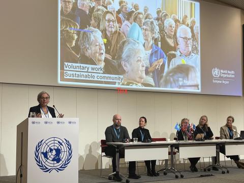 Þórhildur Guðrún Egilsdóttir, sérfræðingur á skrifstofu velferðarsviðs, talar í pontu á alþjóðlegri ráðstefnu um aldursvænar borgir. 