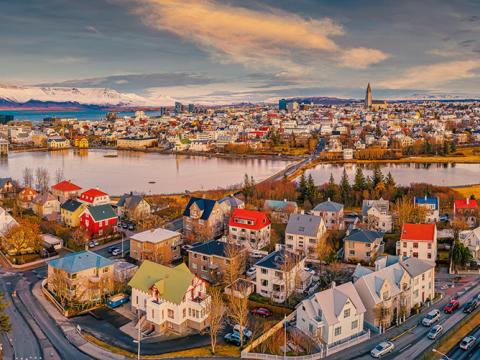 Reykjavík séð frá vesturborginni og yfir Esjuna.