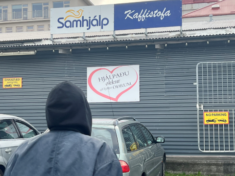 Maður stendur fyrir framan kaffistofu Samhjálpar.