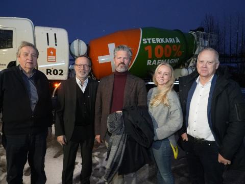 Ólafur Sveinsson stjórnarmaður í Steypustöðinni , Gunnar Valur Gíslason framkvæmdastjóri fasteignafélagsins Íþöku, Dagur B. Eggertsson borgarstjóri, Guðrún Pétursdóttir stjórnarmaður í Steypustöðinni og Pétur Guðmundsson stjórnarformaður Tak-Malbik stilltu sér upp að lokinni undirritun við nýjan rafmagnssteypubíl. 