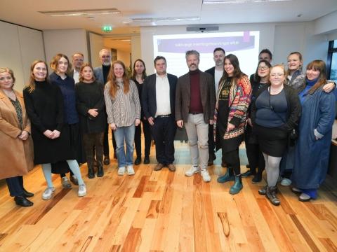 Að lokinni undirritun. Fulltrúar sjálfstæðu menningarfélaganna ásamt borgarstjóra og fulltrúum í menningar-, íþrótta- og tómstundaráði.