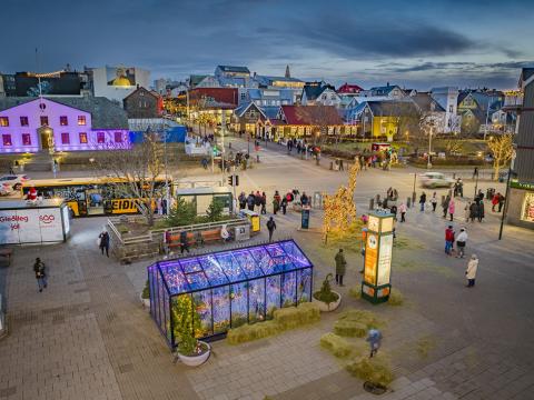 Loftmynd yfir Lækjartorg, gróðurhúsið þar og upp eftir stjórnarráði og bankastræti. Jólaljós, gott veður, ljósaskipti.