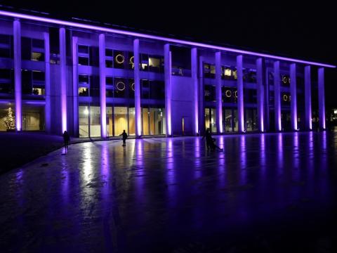 Ráðhús Reykjavíkur upplýst með fjólubláu ljósi í tilefni alþjóðadags fatlaðs fólks