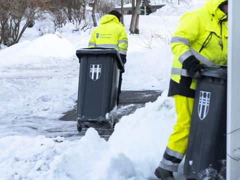 Starfsfólk sorphirðu að störfum um vetur.