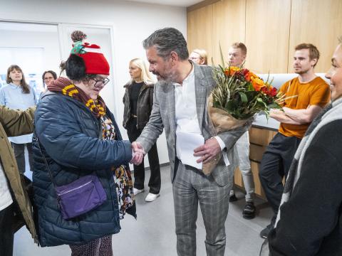 Borgarstjóri afhendir íbúa lykla að íbúð sinni 