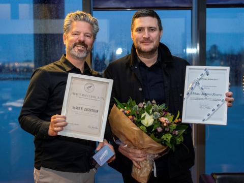 Dagur B. Eggertsson borgarstjóri og Mikael Marinó Rivera, Reykvíkingur ársins 2023, í Ráðhúsinu með viðurkenningar sínar fyrir Reykvíking ársins og heiðursfélaga Veiðifélags Rimaskóla.
