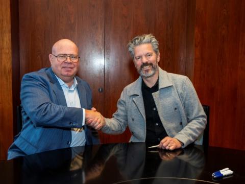 Hjörtur Bergstað formaður Fáks og Dagur B. Eggertsson borgarstjóri við undirritun samkomulags við Fák um uppbyggingu vegna Landsmóts 2024. Sitja og takast í hendur að lokinni undirritun.