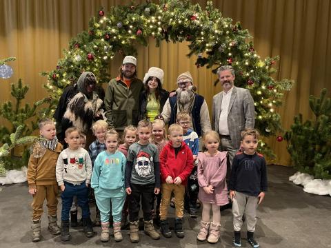 Börnin á leikskólanum Reynisholti stilltu sér upp með borgarstjóra, Grýlu og Leppalúða og Jökli Jónssyni og Tönju Levý sem hönnuðu jólaskóginn að þessu sinni.