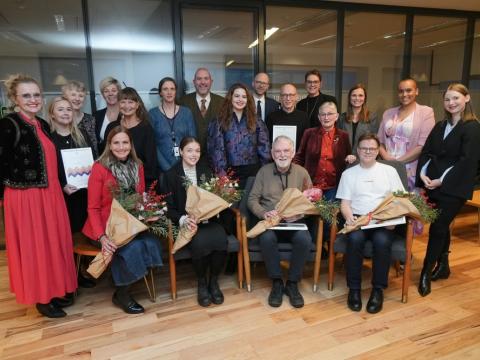 Fulltrúar velferðarráðs og þau sem hlutu viðurkenningu í dag.