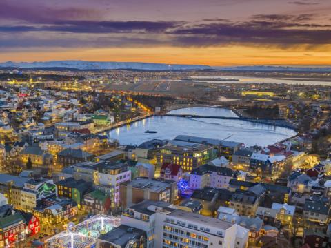 Reykjavíkurborg úr loft í desember, séð yfir Tjörnina.