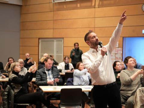 Einar Þorsteinsson borgarstjóri á íbúafundi í Grafarvogi í morgun