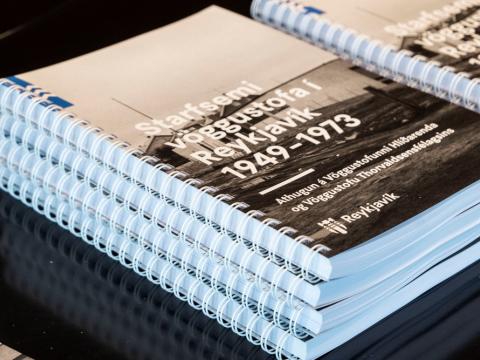 Skýrsla um starfsemi vöggustofu Thorvaldsensfélagsins, stafli af skýrslum liggjandi á borði.