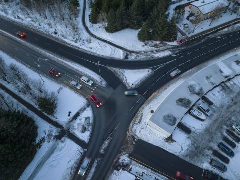 Horft úr lofti yfir gatnamót. Bílar á ferð.