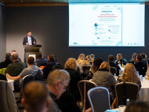 Einar Þorsteinsson borgarstjóri ávarpar gesti á ráðstefnu fyrir öryggisverði og öryggistrúnaðarmenn Reykjavíkurborgar á Grand Hótel í Reykjavík