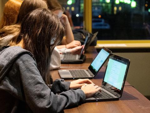 Nemendur vinna á tölvur í grunnskóla.