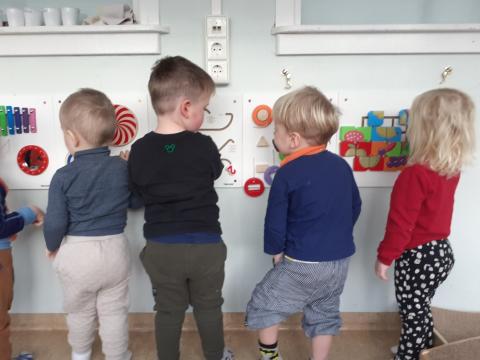 Börn að leik á leikskóla.