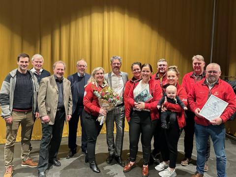 Frá afhendingu styrksins, félagar úr björgunarsveitinni Þorbirni ásamt borgarstjóra og fulltrúum styrktarsjóðs Gunnars Thoroddsen