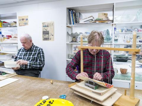 Bókbindarar að störfum í félagsmiðstöðinni í Hæðagarði. 