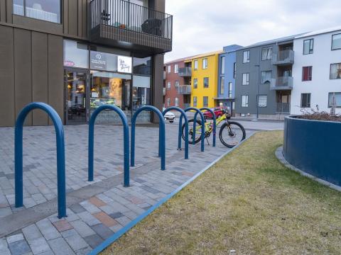 Hús, stétt, gras, hjólastæði, hjól.