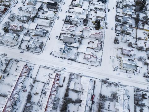 Loftmynd yfir íbúðabyggð í snjó