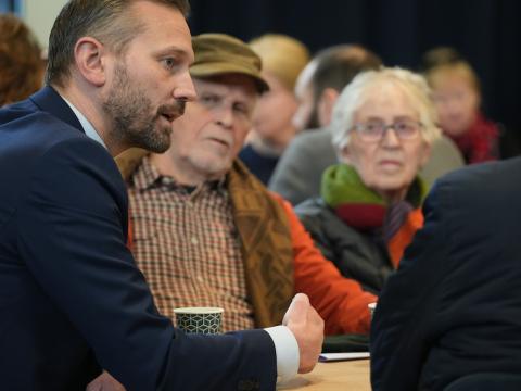 Einar Þorsteinsson ræðir málin við fólk á íbúafundi