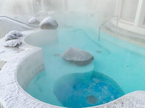 Heitur pottur í Laugardalslauginni með engu fólki en snjór úti.