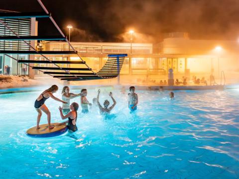 Krakkar við leik í sundi að kvöldi til.