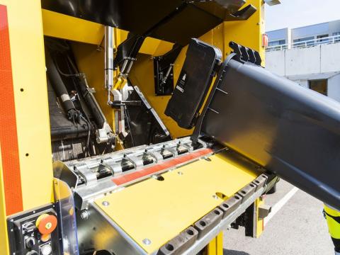 Verið að tæma svarta tunnu í sorpbíl.