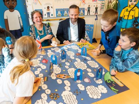 Tæknitröll og íseldfjöll spilið spilað í Háteigsskóla