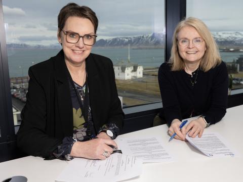 Rannveig Einarsdóttir og Nanna Briem skrifa undir samning. 