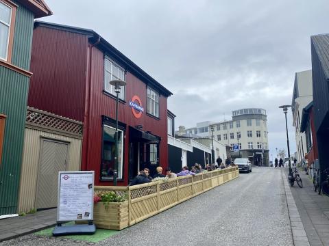 Gata, hvílustæði, rautt hús.