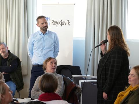 Kona spyr Einar Þorsteinsson að spurningu á fundi