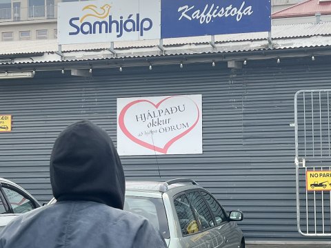 Manneskja fyrir framan Kaffistofu Samhjálpar