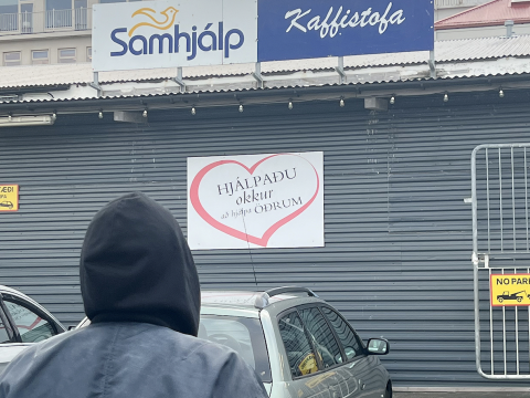 Manneskja fyrir framan Kaffistofu Samhjálpar