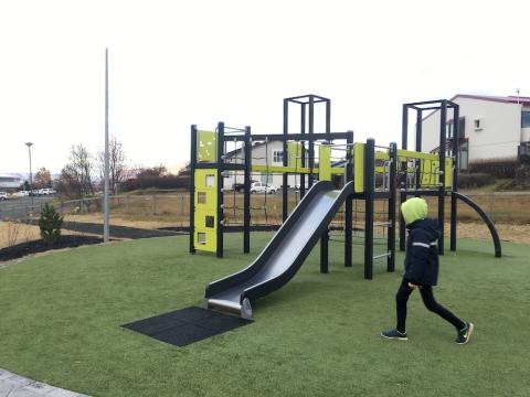 Leiksvæði með rennibraut.